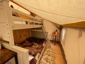 Umpqua's Last Resort - Wilderness Cabins, RV Park & Glamping客房内的一张或多张床位
