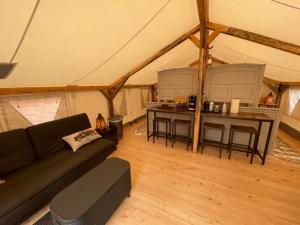 Idleyld ParkUmpqua's Last Resort - Wilderness Cabins, RV Park & Glamping的客厅配有沙发和帐篷内的桌子