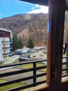 - une vue sur le parking depuis la fenêtre dans l'établissement Over The Snow Apartment, à Borgata Sestriere
