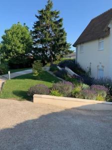 Vonkajšia záhrada v ubytovaní Piscine chauffée-Beauval et Châteaux-