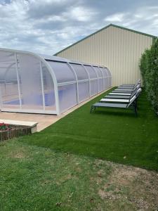 Vonkajšia záhrada v ubytovaní Piscine chauffée-Beauval et Châteaux-