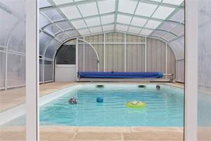 Bazén v ubytovaní Piscine chauffée-Beauval et Châteaux- alebo v jeho blízkosti