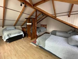 Zimmer mit 2 Betten im Dachgeschoss in der Unterkunft Cabañas "El Cazador" in Futaleufú