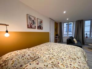 1 dormitorio con 1 cama con pared amarilla en La Palmeraie, en Brioude