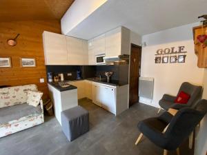Kuchyňa alebo kuchynka v ubytovaní Appartement chaleureux près du domaine skiable du Linga, Multi Pass été à 3€/jour/personne - FR-1-693-18