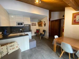 Kuchyňa alebo kuchynka v ubytovaní Appartement chaleureux près du domaine skiable du Linga, Multi Pass été à 3€/jour/personne - FR-1-693-18