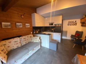 Kuchyňa alebo kuchynka v ubytovaní Appartement chaleureux près du domaine skiable du Linga, Multi Pass été à 3€/jour/personne - FR-1-693-18