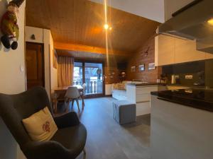Kuchyňa alebo kuchynka v ubytovaní Appartement chaleureux près du domaine skiable du Linga, Multi Pass été à 3€/jour/personne - FR-1-693-18