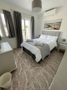 1 dormitorio con 1 cama grande en una habitación en Villa Martin House with Private pool en Villamartin