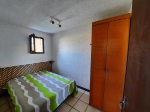 - une chambre avec un lit et une armoire en bois dans l'établissement Appartement Seignosse, 3 pièces, 4 personnes - FR-1-239-408, à Seignosse