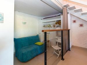 セニョスにあるMaison Seignosse, 1 pièce, 5 personnes - FR-1-239-394の青いソファが備わる客室です。