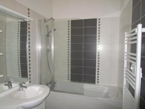 Ένα μπάνιο στο Grand appartement T2 proche plage avec wifi, ascenseur et cuisine équipée - FR-1-197-135