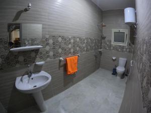 La salle de bains est pourvue d'un lavabo et de toilettes. dans l'établissement Cozy Apartment Freedom, à Hurghada