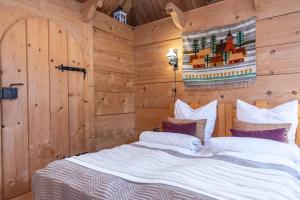 1 dormitorio con 1 cama en una cabaña de madera en Apartamenty Panorama, en Kościelisko