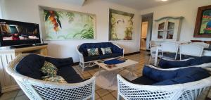 a living room with blue couches and a tv at Casa Praia do Forno Búzios, condomínio, 3 quartos in Búzios