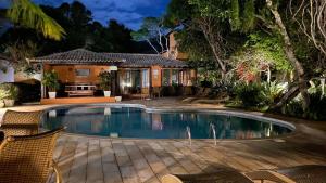 een zwembad in de achtertuin van een huis bij Casa Praia do Forno Búzios, condomínio, 3 quartos in Búzios