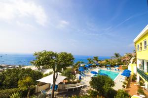 a view of a pool and the ocean from a hotel at Hotel Capizzo in Ischia