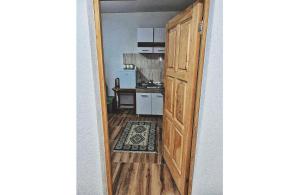una puerta que conduce a una cocina con un asterisco en Janja, en Žabljak