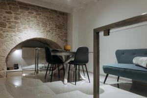科拉托的住宿－Amiura B&B，客厅配有桌子和砖墙