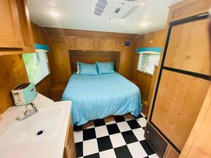 Umpqua's Last Resort - Wilderness Cabins, RV Park & Glamping客房内的一张或多张床位