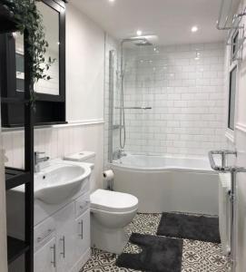 uma casa de banho com um lavatório, um WC e uma banheira em Home on Hamill Street em Belfast