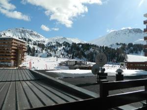 ラ・プラーニュにあるAppartement La Plagne, 3 pièces, 6 personnes - FR-1-351-32の雪に覆われた山々のあるスキー場の景色