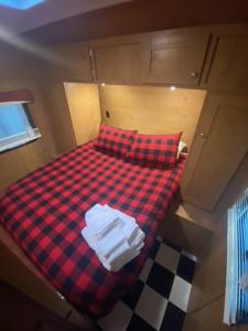 Umpqua's Last Resort - Wilderness Cabins, RV Park & Glamping客房内的一张或多张床位