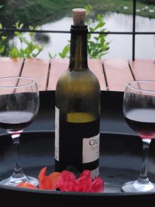 a bottle of wine and two glasses on a table at Casa Ensueño Campestre in Guaduas