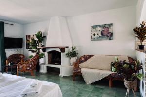sala de estar con sofá y chimenea en Ocean Suites, en Bahía de San Antonio