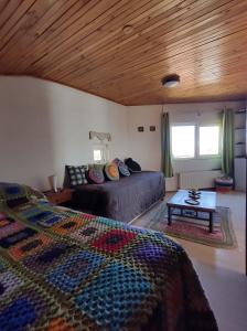 um quarto com 2 camas e uma mesa em Hostal lala porteña vista al mar, baño privado y desayuno em Valparaíso