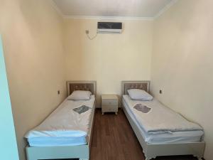 Katil atau katil-katil dalam bilik di Zəfər Hotel