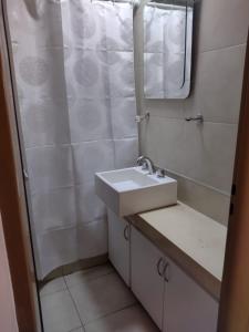 y baño con lavabo, espejo y ducha. en Departamento 2 ambientes céntrico en Tucumán en San Miguel de Tucumán