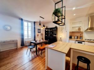 Kuchyň nebo kuchyňský kout v ubytování Grand T3 rue piétonne bureau et terrasse