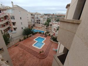 uitzicht op een zwembad vanuit een gebouw bij JR apartment albir in Albir