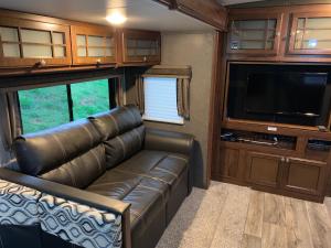 Umpqua's Last Resort - Wilderness Cabins, RV Park & Glamping的休息区