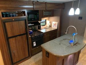 Umpqua's Last Resort - Wilderness Cabins, RV Park & Glamping的厨房或小厨房