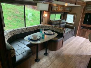 Umpqua's Last Resort - Wilderness Cabins, RV Park & Glamping的休息区