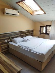 Postel nebo postele na pokoji v ubytování Vacation Home w Skylight, 180 m to Akyaka Beach