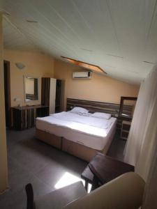 Postel nebo postele na pokoji v ubytování Vacation Home w Skylight, 180 m to Akyaka Beach