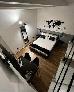 sypialnia z łóżkiem z mapą na ścianie w obiekcie B&B Piani Diversi w mieście Altamura