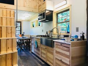 Umpqua's Last Resort - Wilderness Cabins, RV Park & Glamping的厨房或小厨房