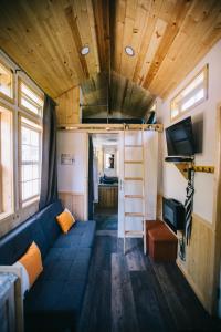 Umpqua's Last Resort - Wilderness Cabins, RV Park & Glamping的电视和/或娱乐中心