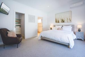 En eller flere senge i et værelse på The Salt House + 24 billeder