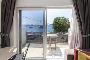 Балкон или терраса в Seafront Flat with Excellent Sea View in Bodrum