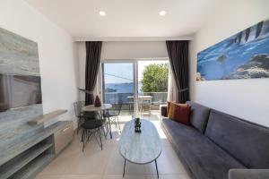 Гостиная зона в Seafront Flat with Excellent Sea View in Bodrum