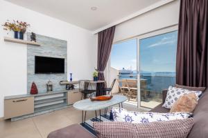een woonkamer met een bank en een tafel bij Seafront Flat with Excellent Sea View in Bodrum in Bodrum City