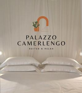 un cartello che dice che la conferenza paleacanacana è sopra un letto di PALAZZO CAMERLENGO Suites Relax a Fasano