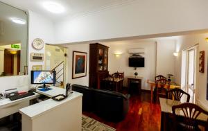 een woonkamer met een bureau en een computer. bij Hotel Sao Nicolau in Braga
