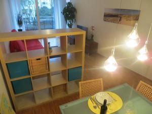 - un salon avec une table et une étagère dans l'établissement Apartment Schultheiss, à Constance