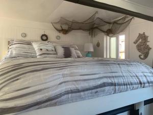 Säng eller sängar i ett rum på Super cute, cozy houseboat in great location!!!